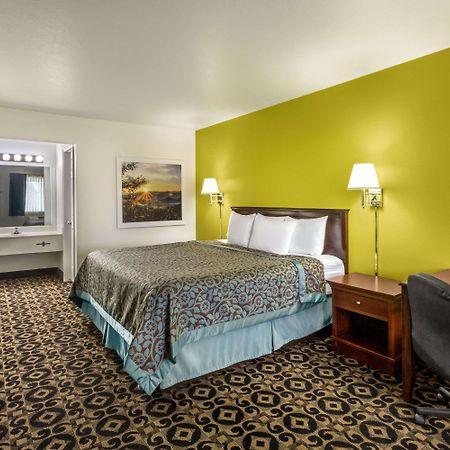 Days Inn By Wyndham Delta Bagian luar foto