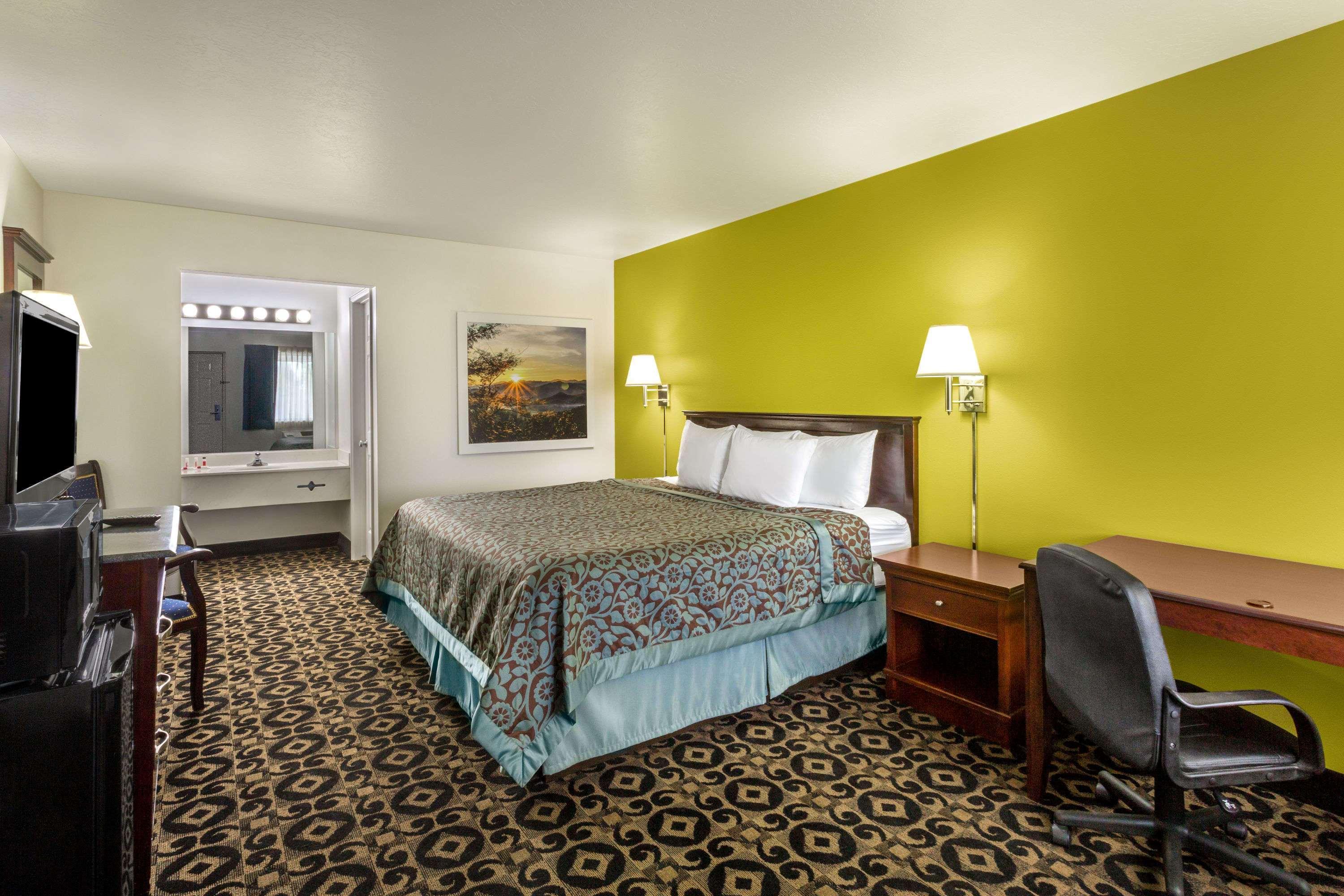 Days Inn By Wyndham Delta Bagian luar foto