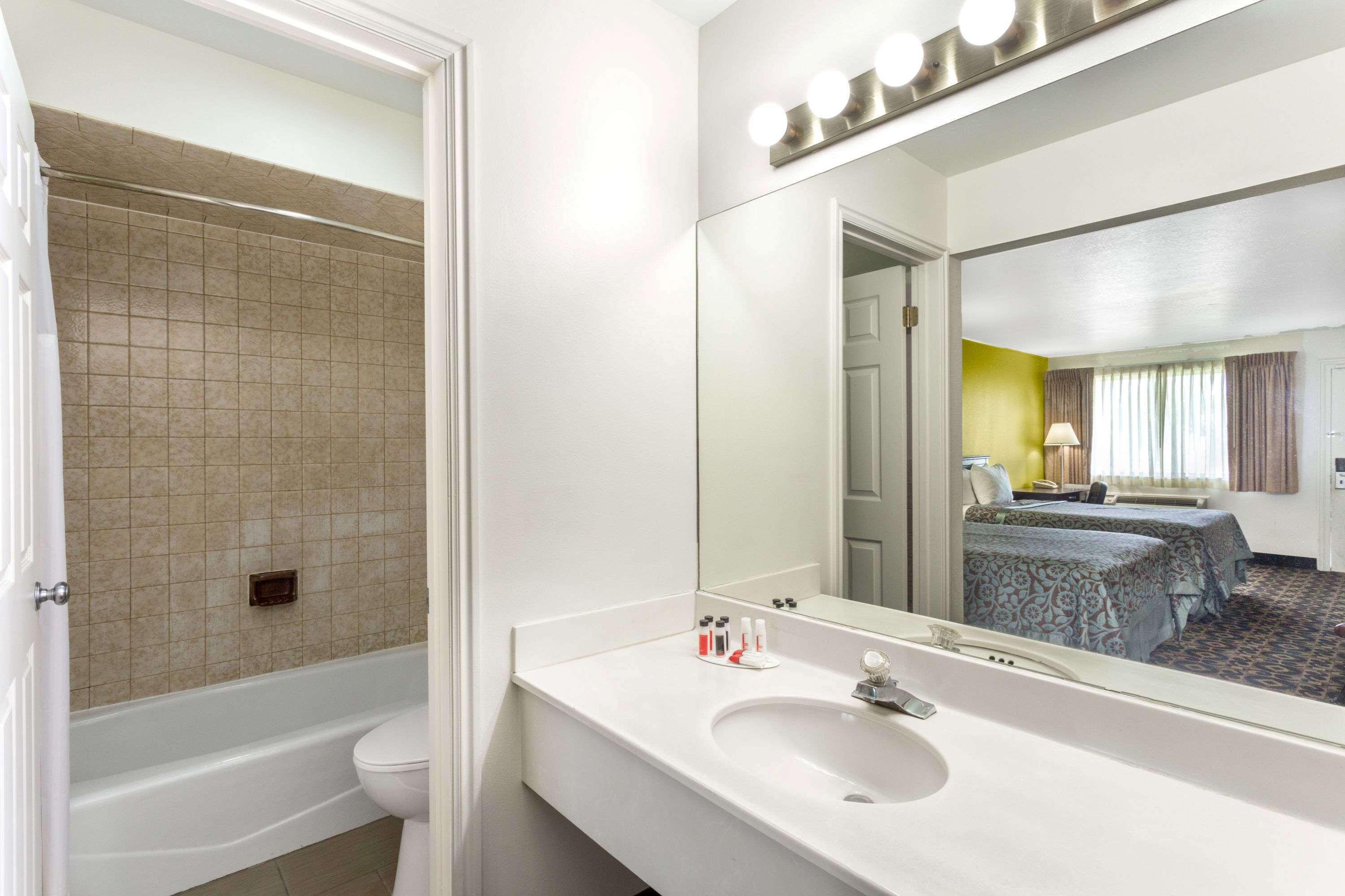 Days Inn By Wyndham Delta Bagian luar foto