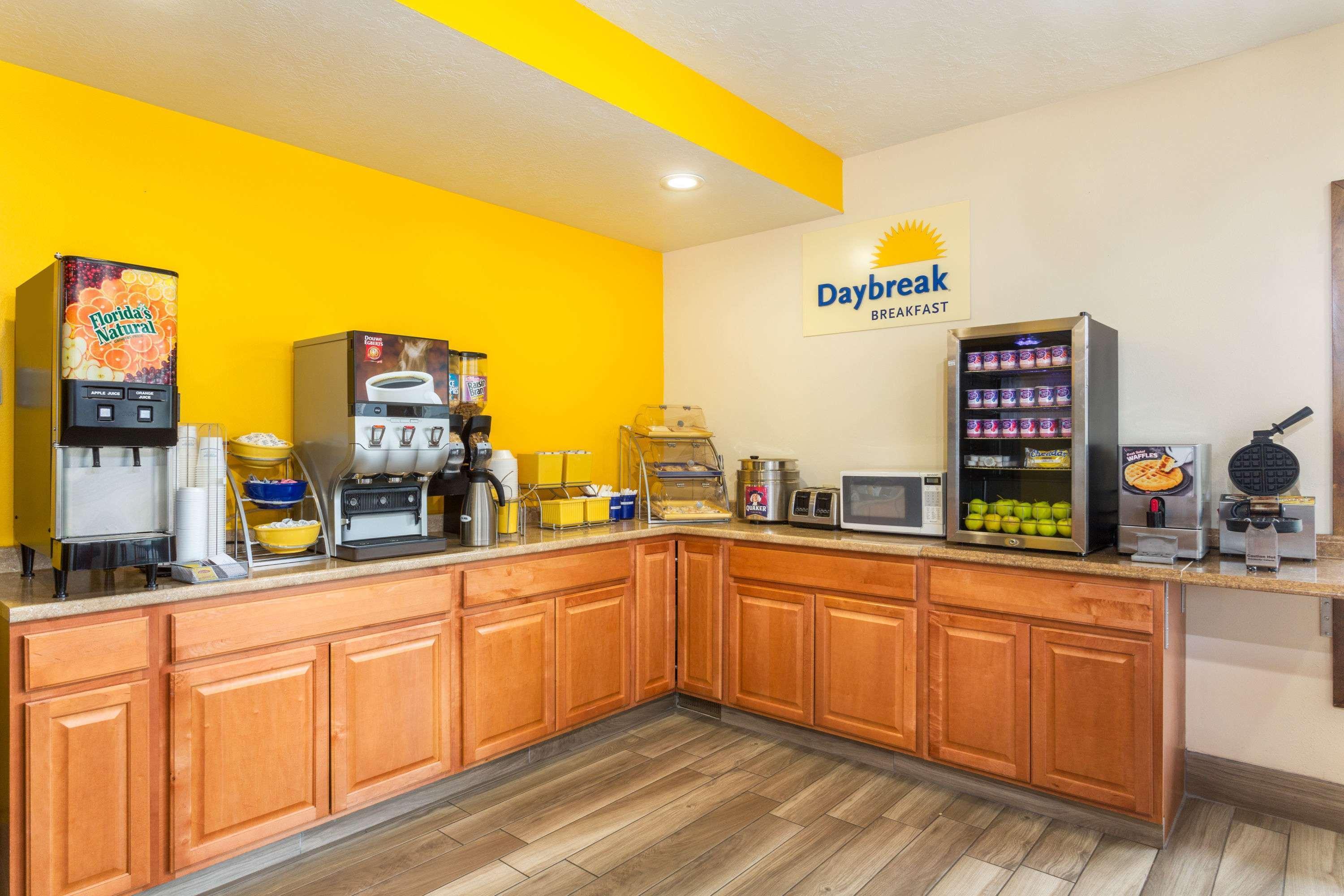 Days Inn By Wyndham Delta Bagian luar foto