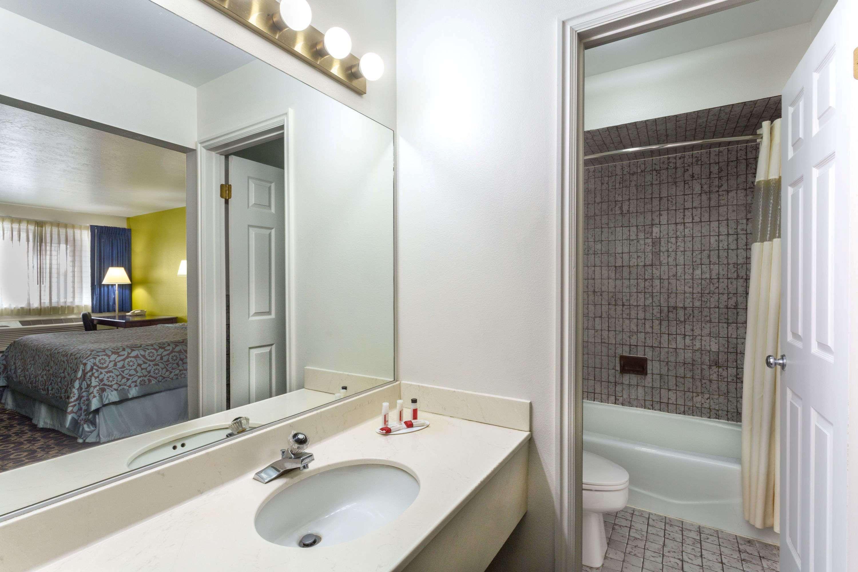 Days Inn By Wyndham Delta Bagian luar foto