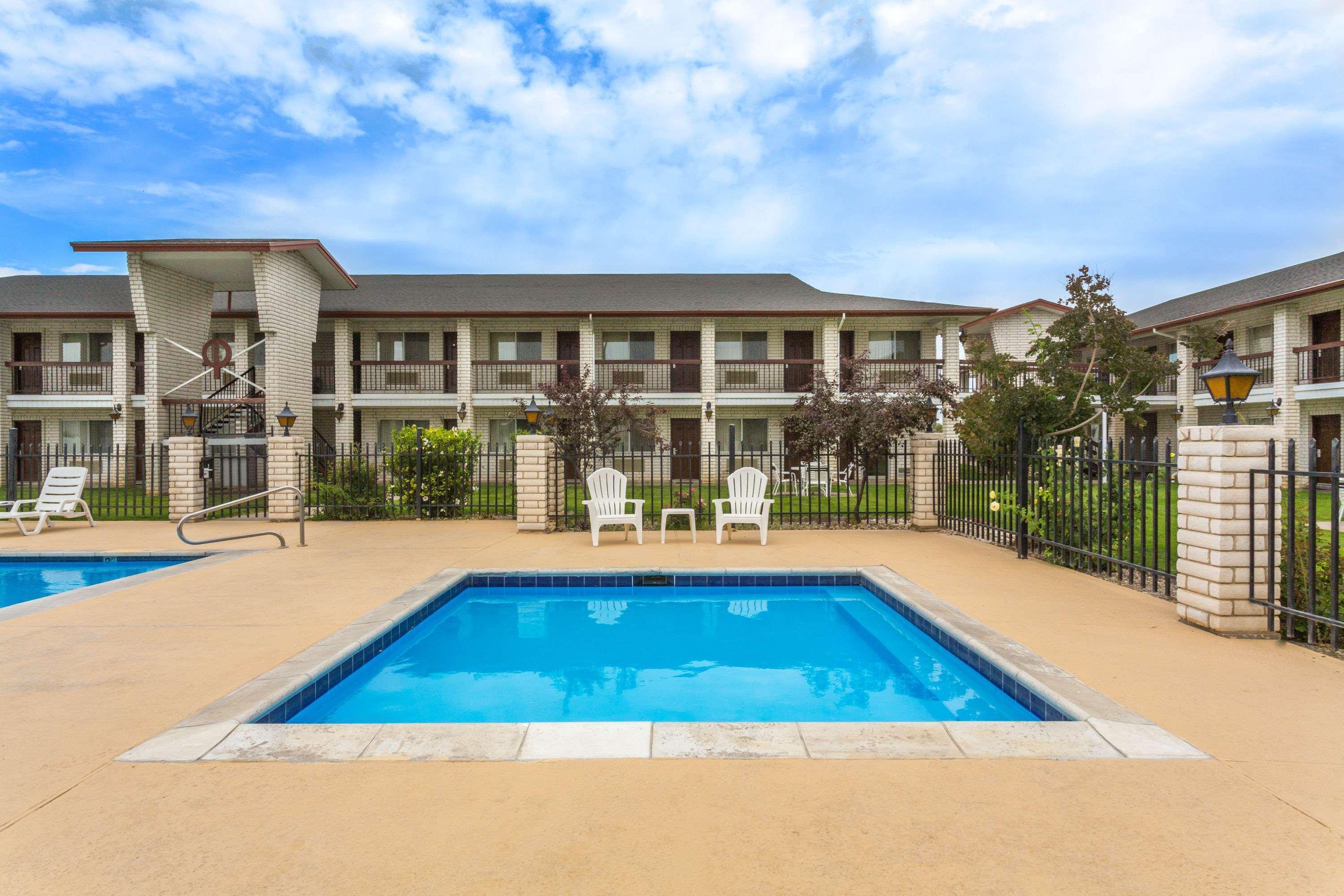 Days Inn By Wyndham Delta Bagian luar foto